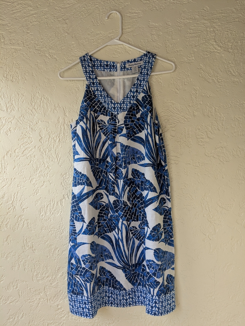 Tommy Bahama Blue & White Patterned Sleeveless Shell